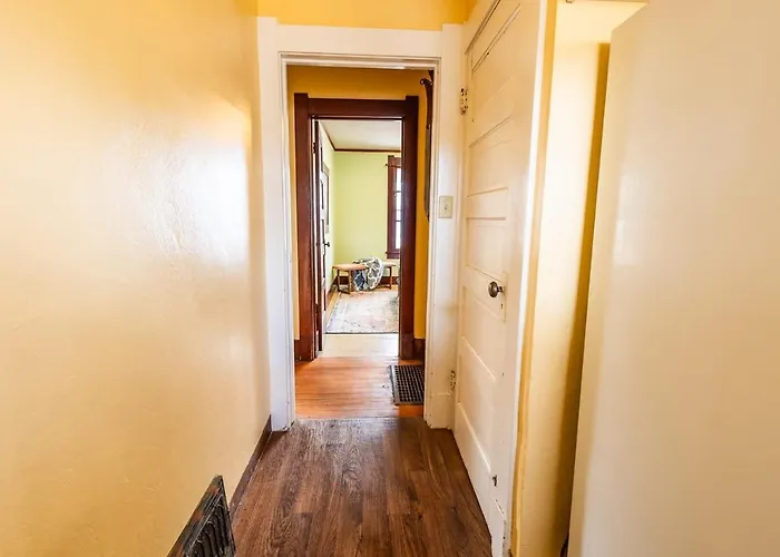 Holiday home Warm And Welcoming 2 Bedroom 2 Blocks From Uwyo