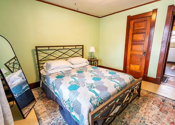 Warm And Welcoming 2 Bedroom 2 Blocks From Uwyo Holiday home
