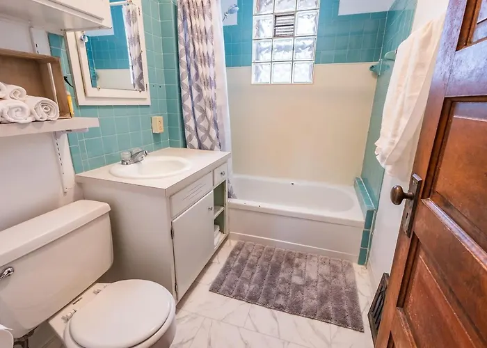 Holiday home Warm And Welcoming 2 Bedroom 2 Blocks From Uwyo