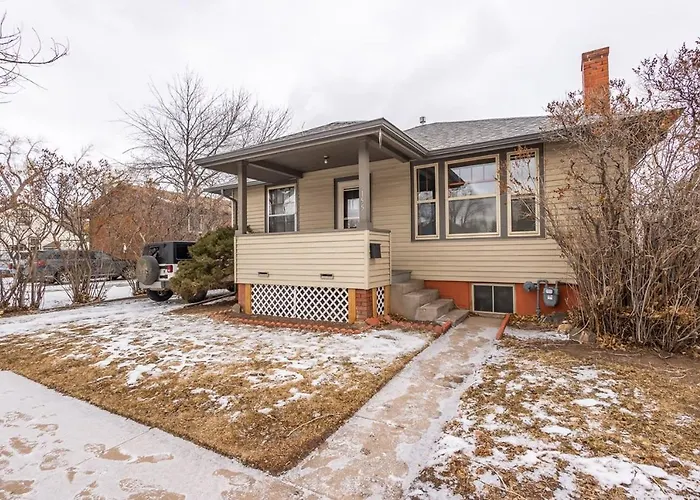 Holiday home Warm And Welcoming 2 Bedroom 2 Blocks From Uwyo